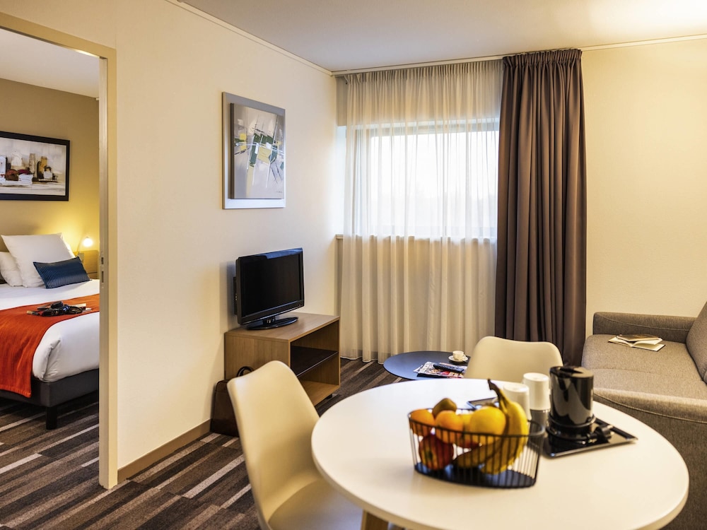 Habitación Familiar - 1 cama doble con 1 sofá - cama y cocina del hotel Mercure Agen Centre. Foto 4