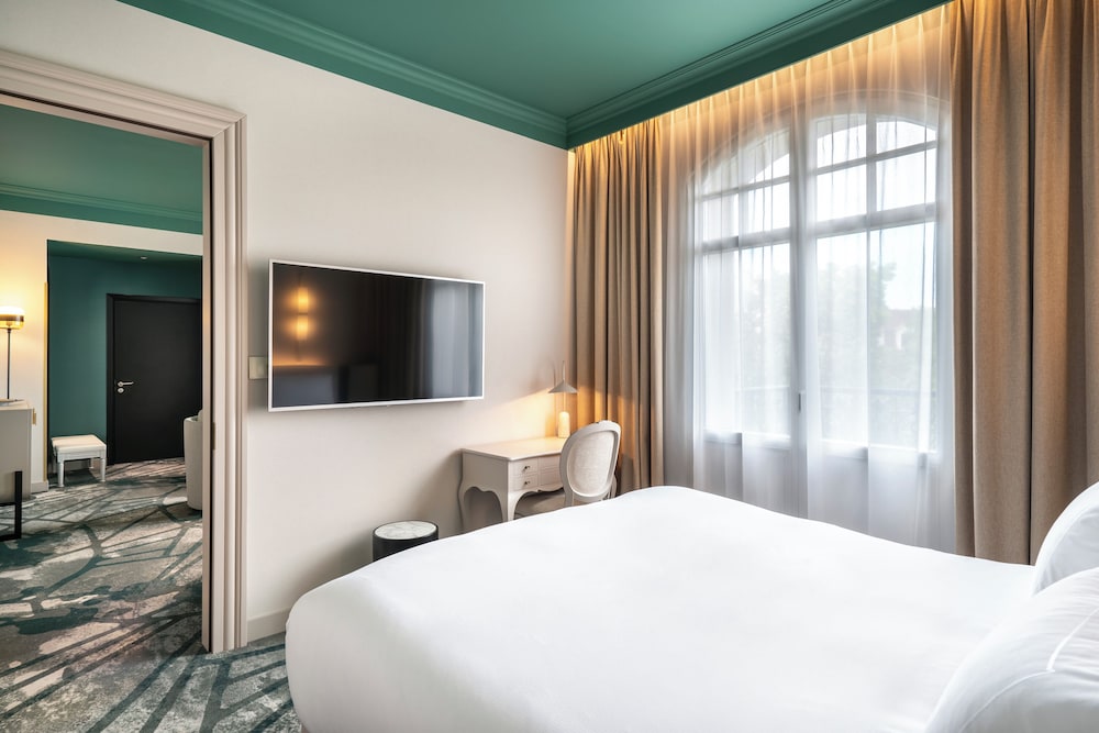Suite Executive con cama king size y sofá del hotel Rezydent Sopot Mgallery Collection. Foto 5