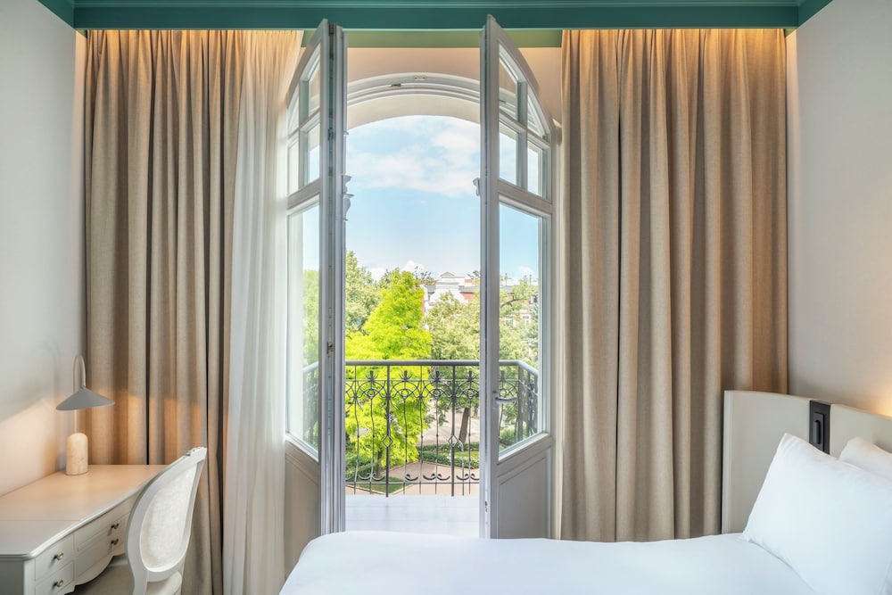Suite Executive con cama king size y sofá del hotel Rezydent Sopot Mgallery Collection. Foto 9