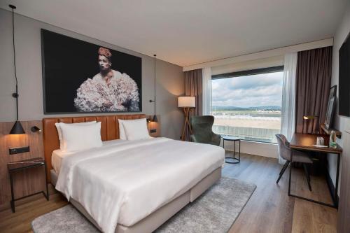Habitación Premium con vistas al aeródromo del hotel Radisson Blu Zurich Airport