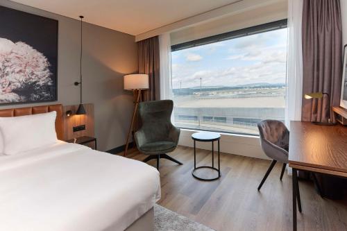 Habitación Premium con vistas al aeródromo del hotel Radisson Blu Zurich Airport. Foto 1