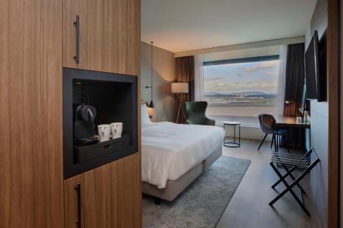 Habitación Premium con vistas al aeródromo del hotel Radisson Blu Zurich Airport. Foto 2