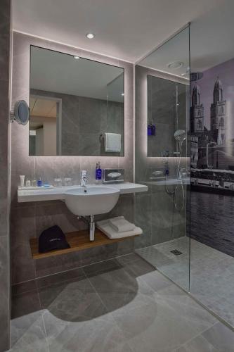 Habitación Premium con vistas al aeródromo del hotel Radisson Blu Zurich Airport. Foto 4