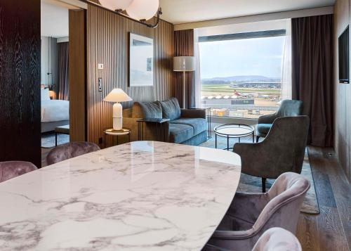 Suite con vistas al aeródromo del hotel Radisson Blu Zurich Airport