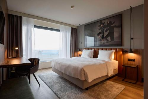 Suite con vistas al aeródromo del hotel Radisson Blu Zurich Airport. Foto 1