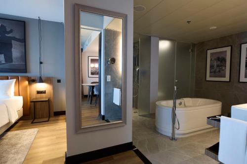Suite con vistas al aeródromo del hotel Radisson Blu Zurich Airport. Foto 3