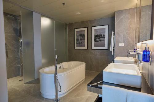 Suite con vistas al aeródromo del hotel Radisson Blu Zurich Airport. Foto 4