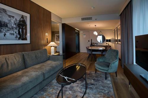 Suite con vistas al aeródromo del hotel Radisson Blu Zurich Airport. Foto 5