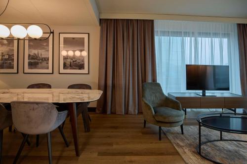Suite con vistas al aeródromo del hotel Radisson Blu Zurich Airport. Foto 6