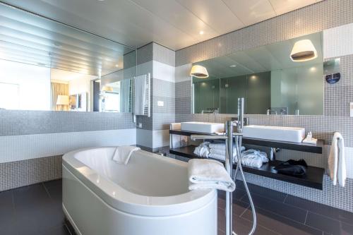Suite con vistas al aeródromo del hotel Radisson Blu Zurich Airport. Foto 8