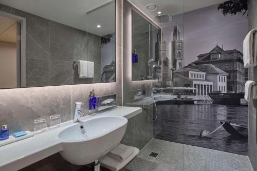 Habitación Familiar del hotel Radisson Blu Zurich Airport. Foto 3