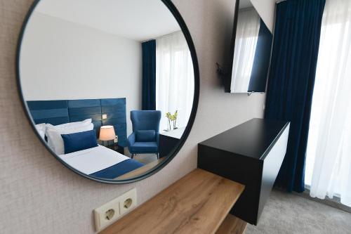 Suite con cama extragrande y sofá cama - No fumadores del hotel Art Plaza. Foto 2