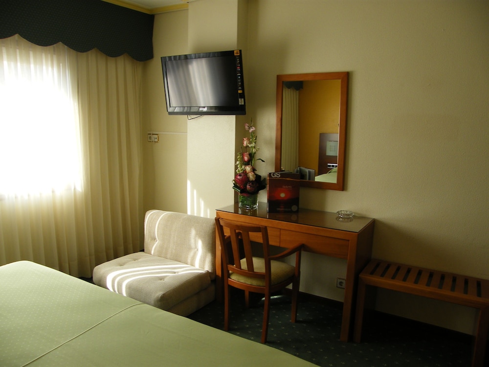Habitación superior, 1 cama de matrimonio grande del hotel Virgen Del Camino. Foto 3