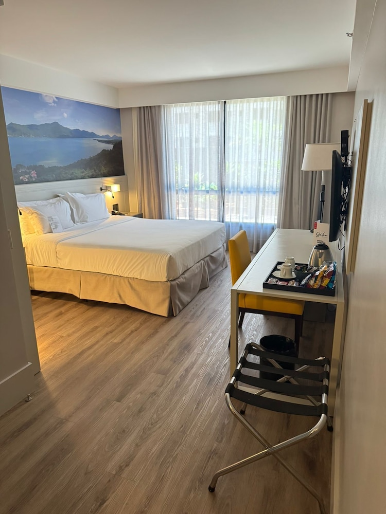Habitación Standard con una cama king size del hotel Novotel Florianópolis