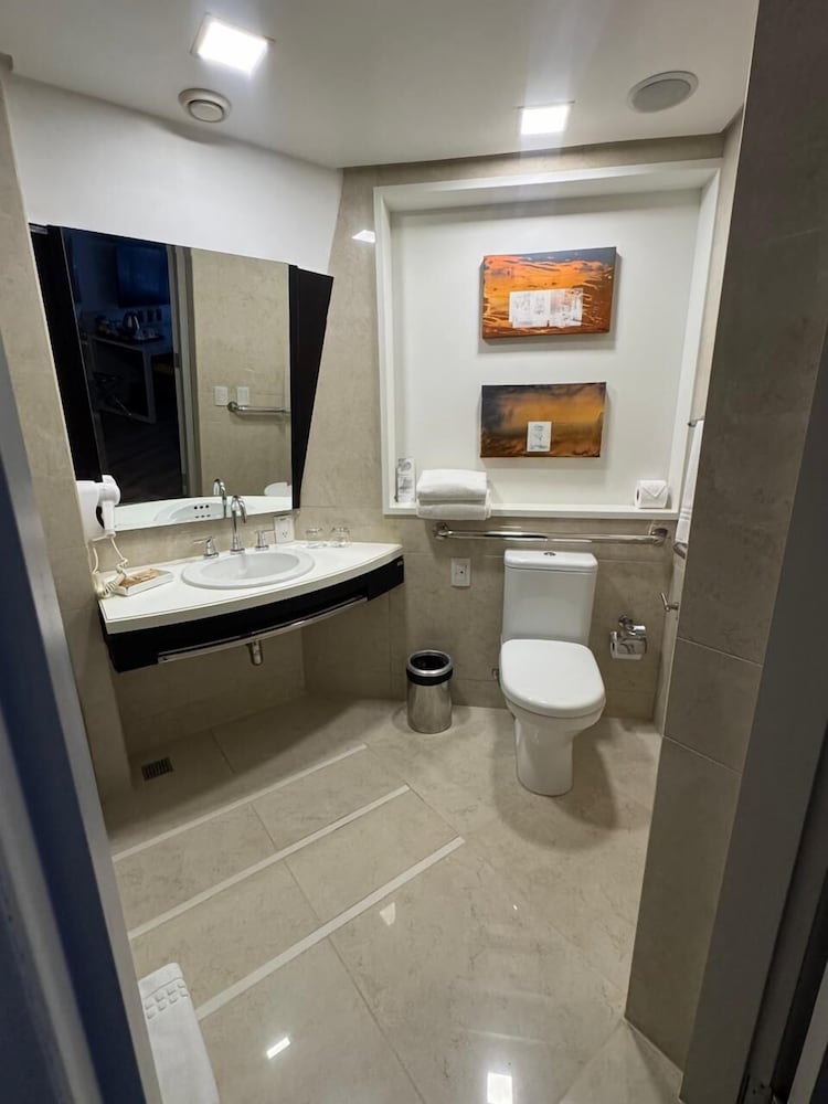 Habitación Standard con una cama king size del hotel Novotel Florianópolis. Foto 3