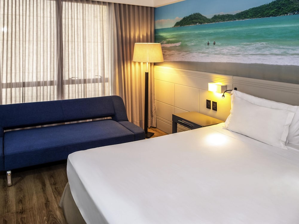 Habitación Standard con 1 cama king size y 1 sofá cama del hotel Novotel Florianópolis. Foto 1