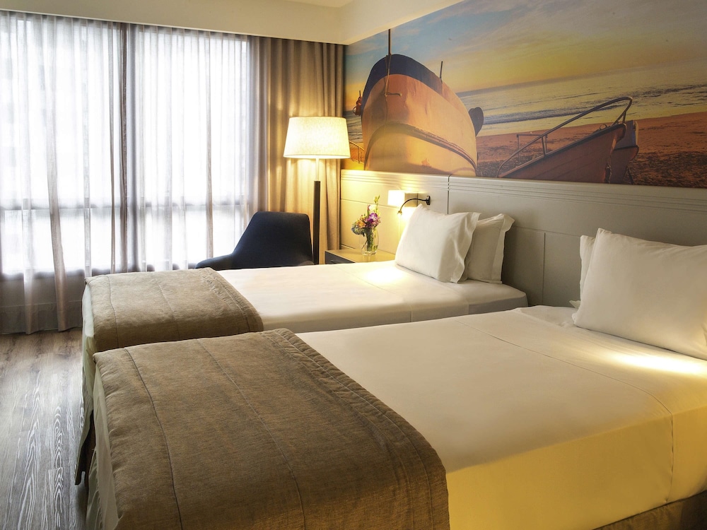 Habitación Standard con dos camas individuales y vistas laterales al océano del hotel Novotel Florianópolis