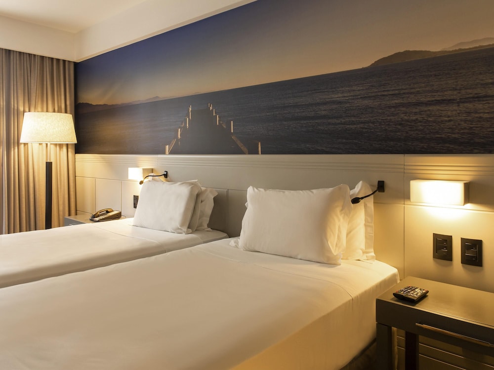 Habitación Standard con dos camas individuales y vistas laterales al océano del hotel Novotel Florianópolis. Foto 1