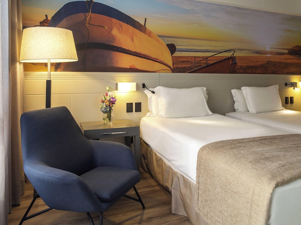 Habitación Standard con dos camas individuales y vistas laterales al océano del hotel Novotel Florianópolis. Foto 2