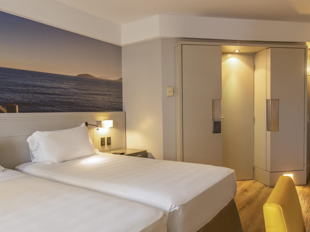 Habitación Standard con dos camas individuales y vistas laterales al océano del hotel Novotel Florianópolis. Foto 3