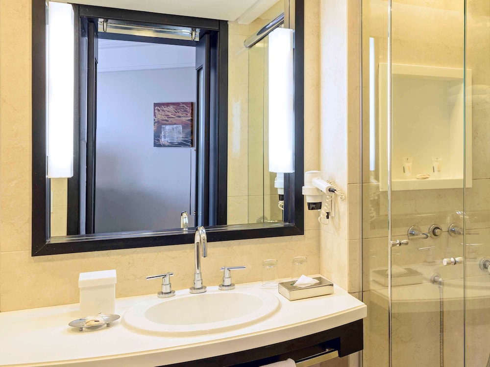 Habitación de categoría superior con una cama king size y vistas parciales al mar del hotel Novotel Florianópolis. Foto 4