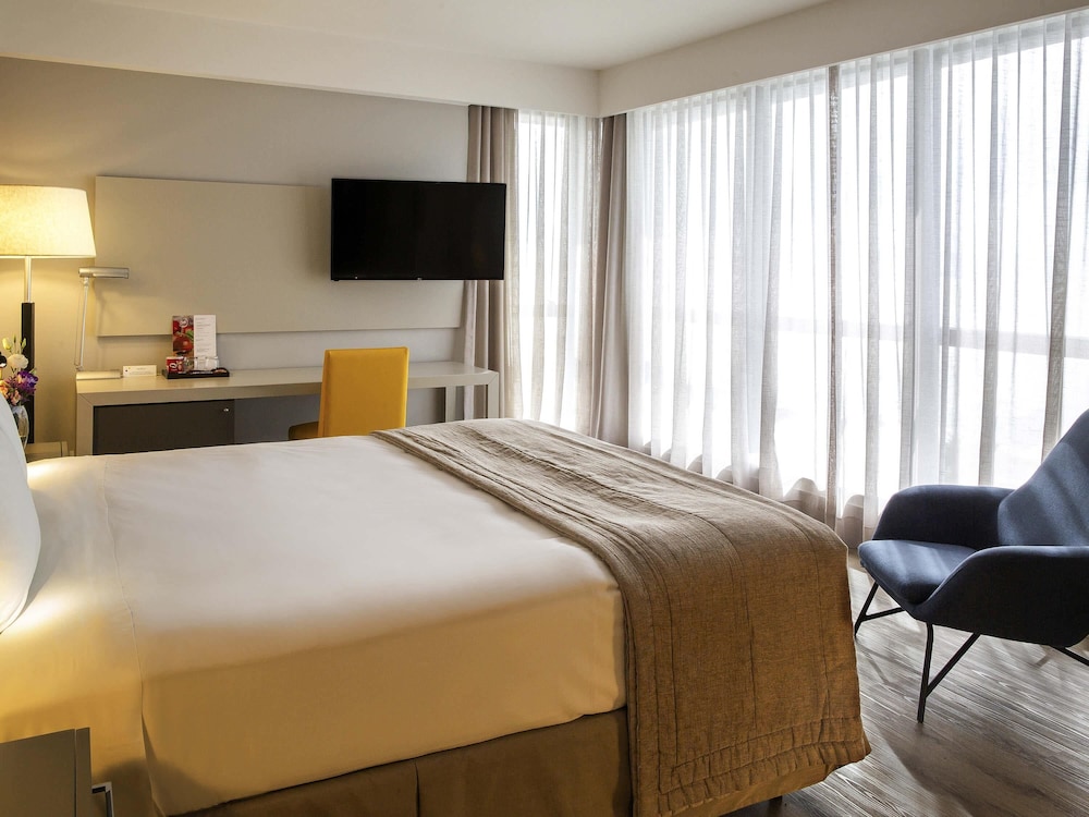 Habitación Luxury con una cama king size y vistas frontales al canal del hotel Novotel Florianópolis. Foto 2