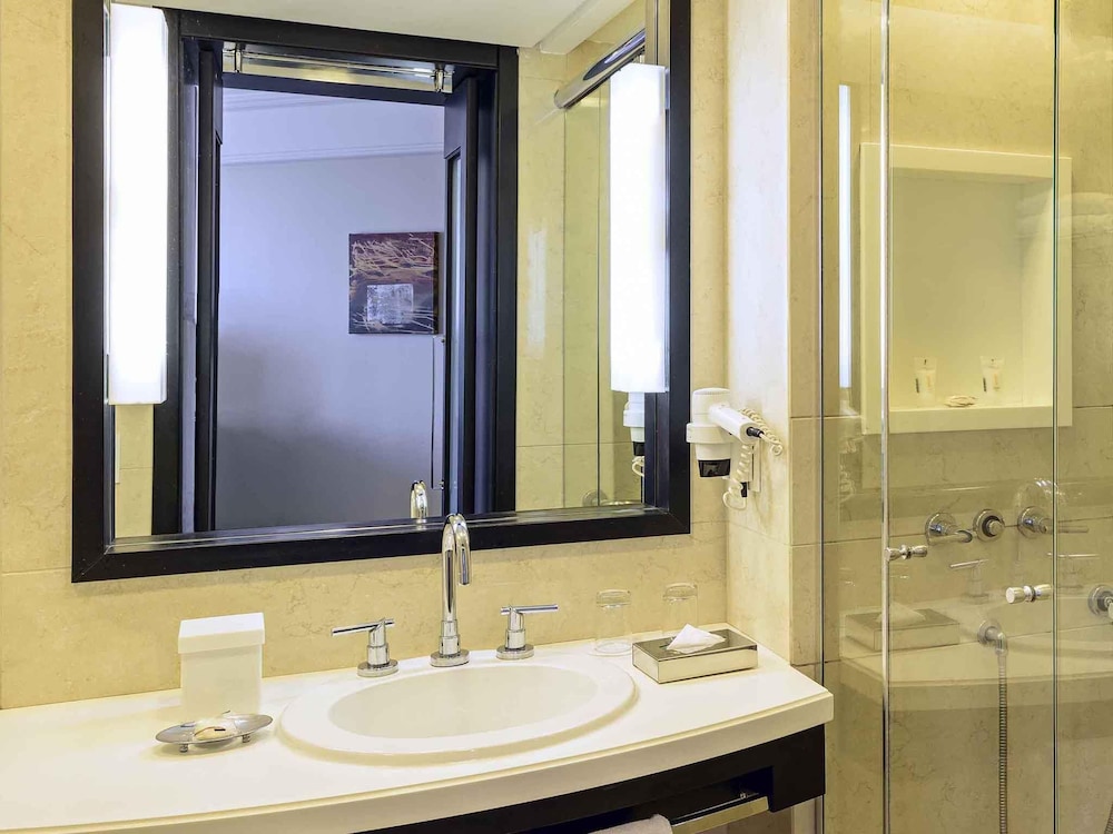 Habitación Luxury con una cama king size y vistas frontales al canal del hotel Novotel Florianópolis. Foto 3