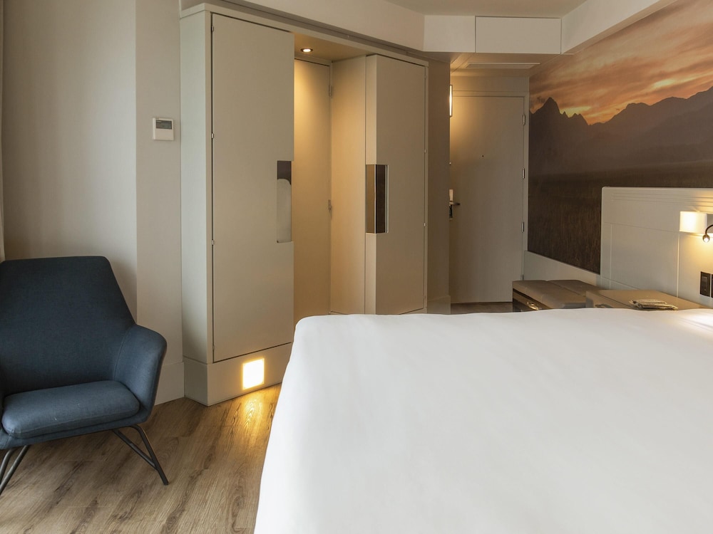 Habitación Luxury con una cama king size y vistas frontales al canal del hotel Novotel Florianópolis. Foto 4