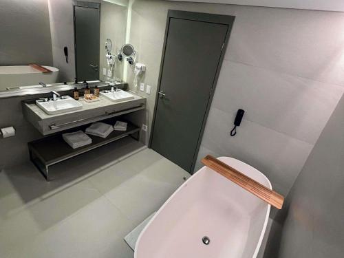 Suite Deluxe con 1 cama king size, 2 áreas y vistas panorámicas del hotel Novotel Florianópolis