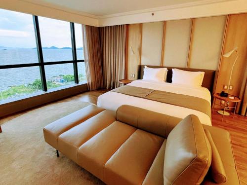 Suite Deluxe con 1 cama king size, 2 áreas y vistas panorámicas del hotel Novotel Florianópolis. Foto 2