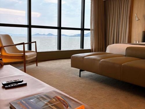 Suite Deluxe con 1 cama king size, 2 áreas y vistas panorámicas del hotel Novotel Florianópolis. Foto 3