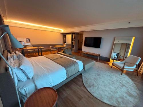 Suite Deluxe con 1 cama king size, 2 áreas y vistas panorámicas del hotel Novotel Florianópolis. Foto 5