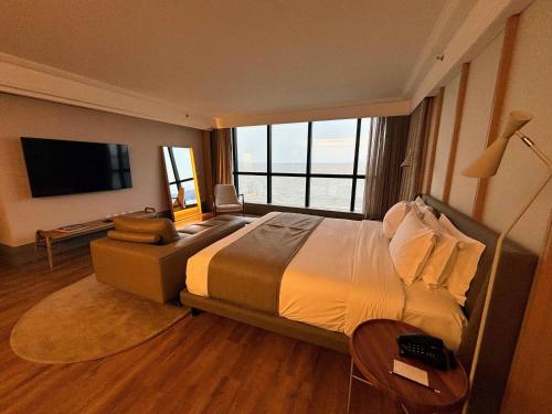 Suite Deluxe con 1 cama king size, 2 áreas y vistas panorámicas del hotel Novotel Florianópolis. Foto 6