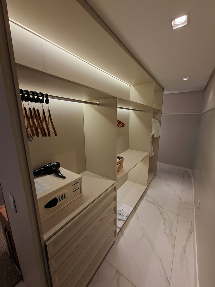 SUITE PRESIDENCIAL, 1 CAMA KING SIZE del hotel Grand Mercure Belem Do Para. Foto 4