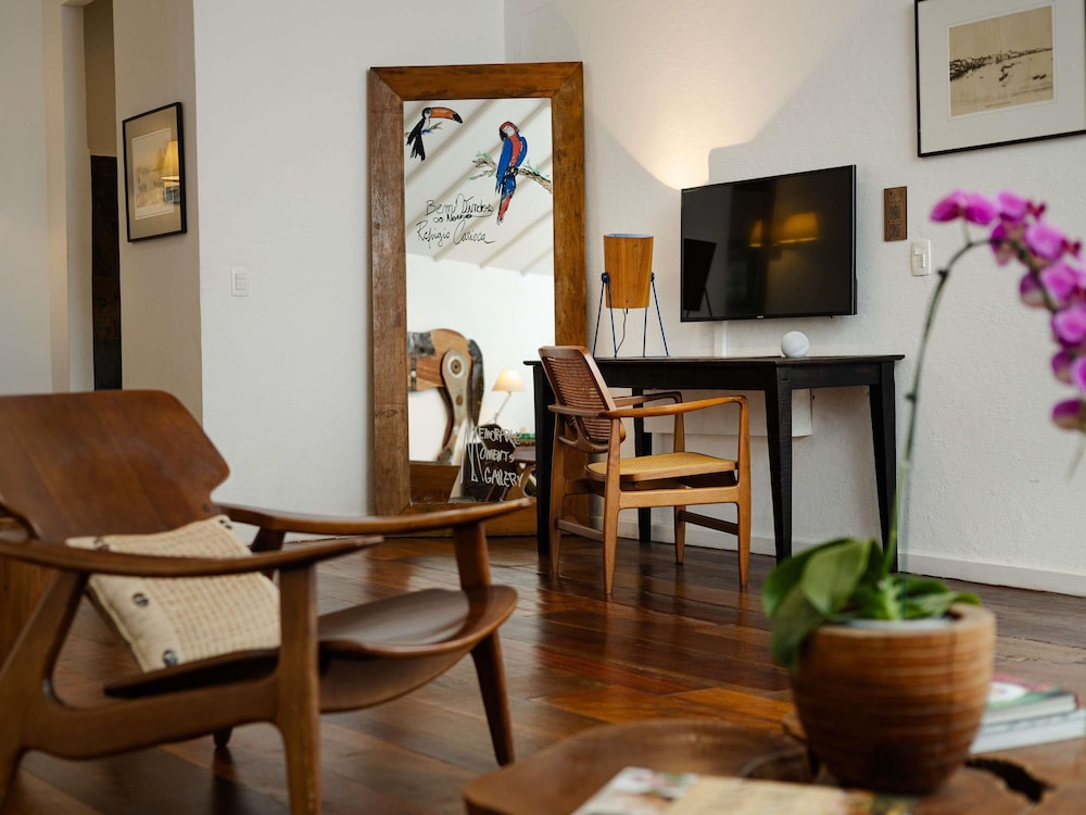 SUITE DESIGN LOFT con 1 cama king size, salón y balcón con vistas del hotel Santa Teresa Hotel Rj - Mgallery. Foto 4
