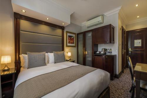 Habitación Doble Superior del hotel Hyde Park International - Member of Park Grand Londres. Foto 2