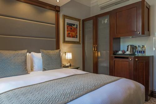 Habitación Doble Superior del hotel Hyde Park International - Member of Park Grand Londres. Foto 3