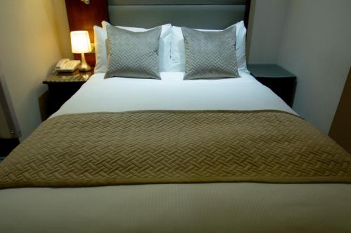 Habitación Triple Estándar del hotel Hyde Park International - Member of Park Grand Londres. Foto 1