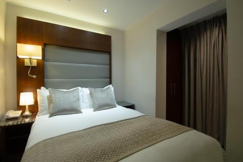 Habitación Triple Estándar del hotel Hyde Park International - Member of Park Grand Londres. Foto 2