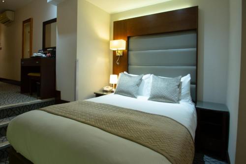 Habitación Triple Estándar del hotel Hyde Park International - Member of Park Grand Londres. Foto 3