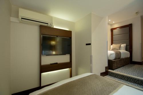 Habitación Triple Estándar del hotel Hyde Park International - Member of Park Grand Londres. Foto 4