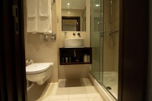 Habitación Triple Estándar del hotel Hyde Park International - Member of Park Grand Londres. Foto 5