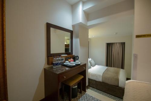 Habitación Triple Estándar del hotel Hyde Park International - Member of Park Grand Londres. Foto 6
