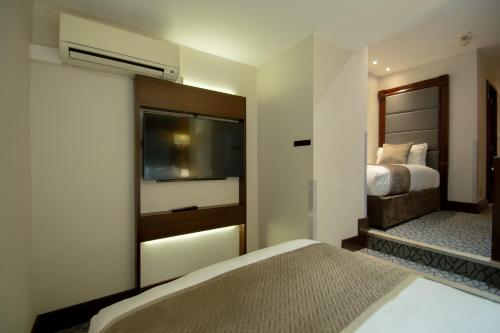 Habitación Triple Estándar del hotel Hyde Park International - Member of Park Grand Londres. Foto 7