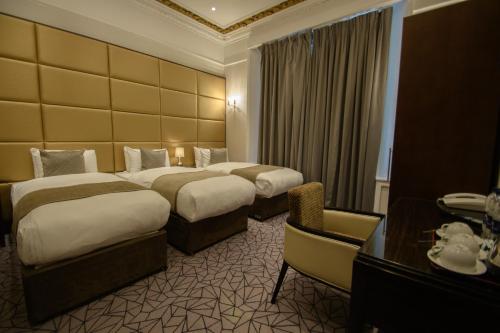 Habitación Triple Club del hotel Hyde Park International - Member of Park Grand Londres. Foto 1