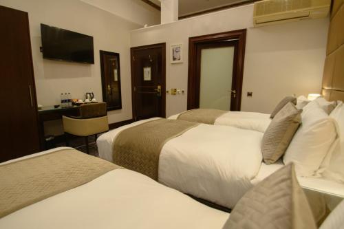 Habitación Triple Club del hotel Hyde Park International - Member of Park Grand Londres. Foto 2