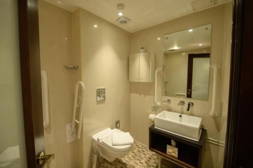 Habitación Triple Club del hotel Hyde Park International - Member of Park Grand Londres. Foto 3