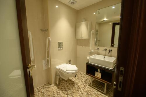 Habitación Triple Club del hotel Hyde Park International - Member of Park Grand Londres. Foto 8