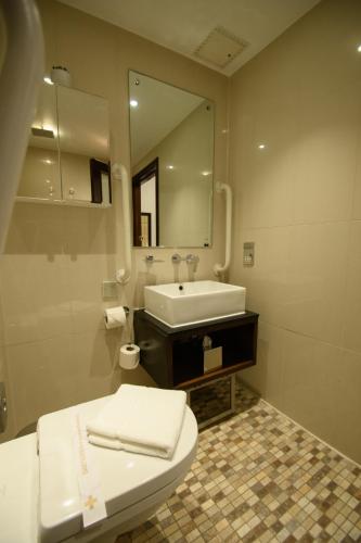 Habitación Triple Club del hotel Hyde Park International - Member of Park Grand Londres. Foto 9