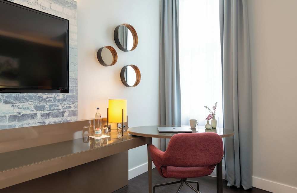 Habitación Deluxe del hotel Leonardo Royal Berlin Alexanderplatz. Foto 1